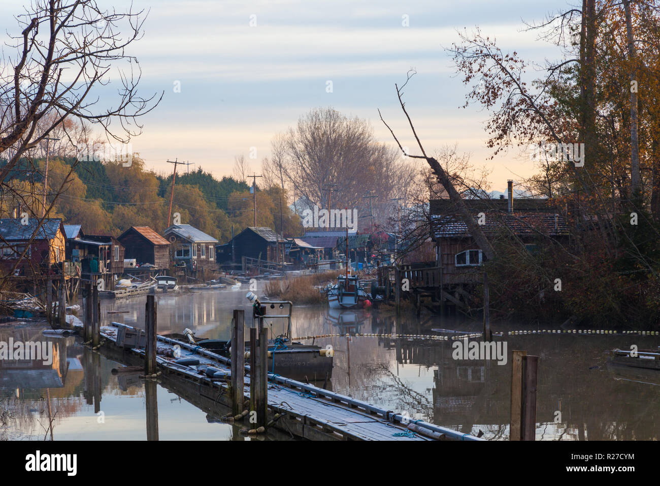 Flut in der Gemeinschaft der Finn Slough am Ufer des Fraser River in Richmond, British Columbia Stockfoto