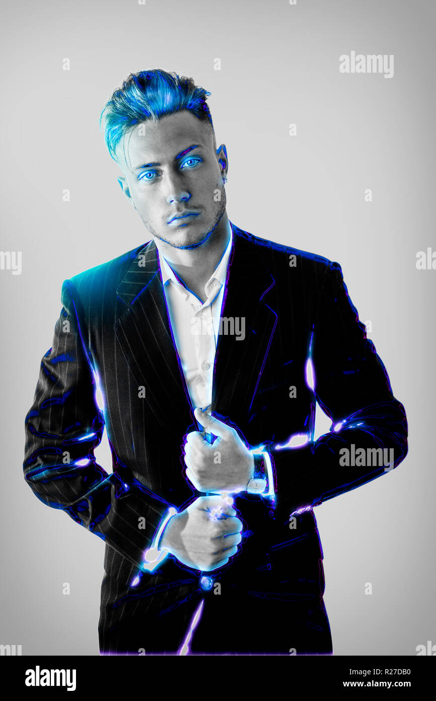 Moderne und elegante Mann in Neon Lichteffekt Stockfoto