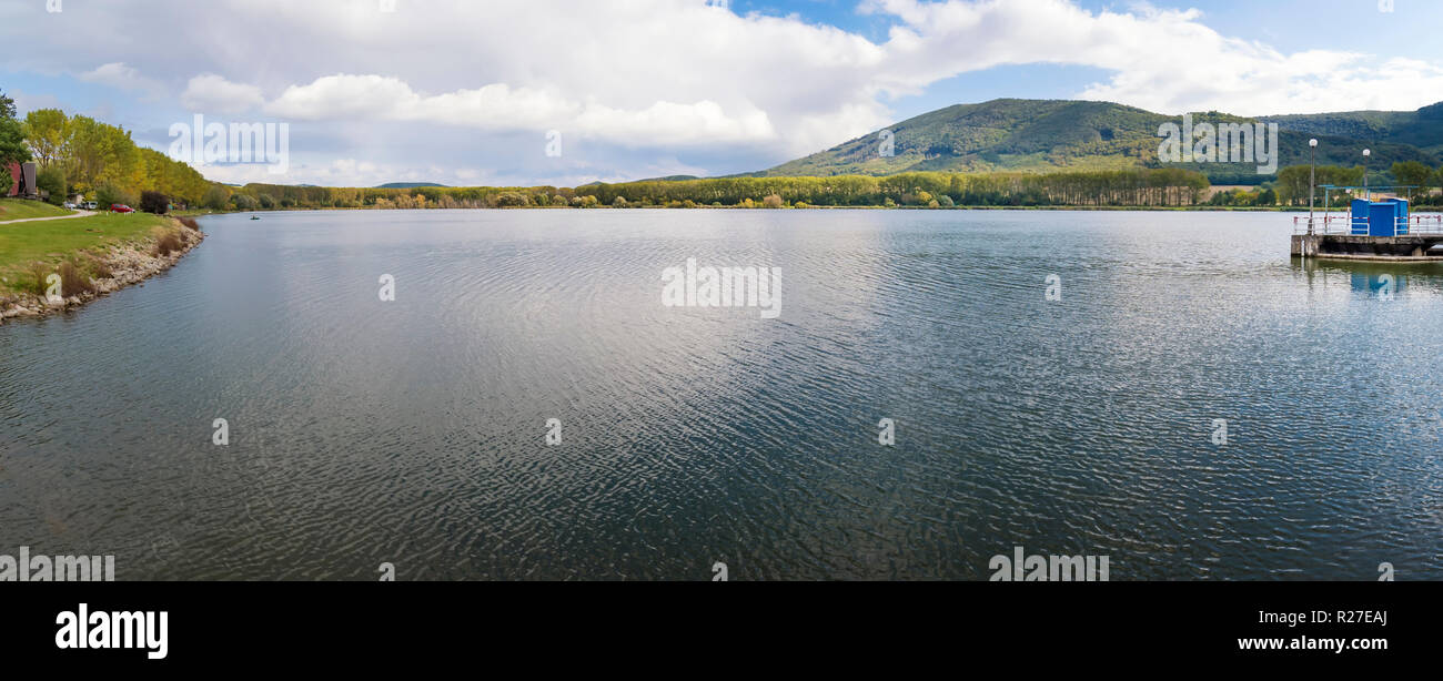 Blick auf bukova Damm vor der Kleinen Karpaten Berg-Panorama (Slowakei) Stockfoto