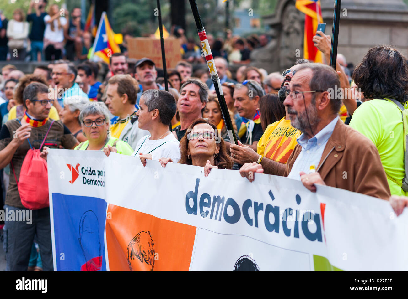 Barcelona, Spanien - 1. Oktober 2018: Frau schaut auf die katalanische Flagge holding Demokratie Fahne während Protest für katalanische Unabhängigkeit Stockfoto