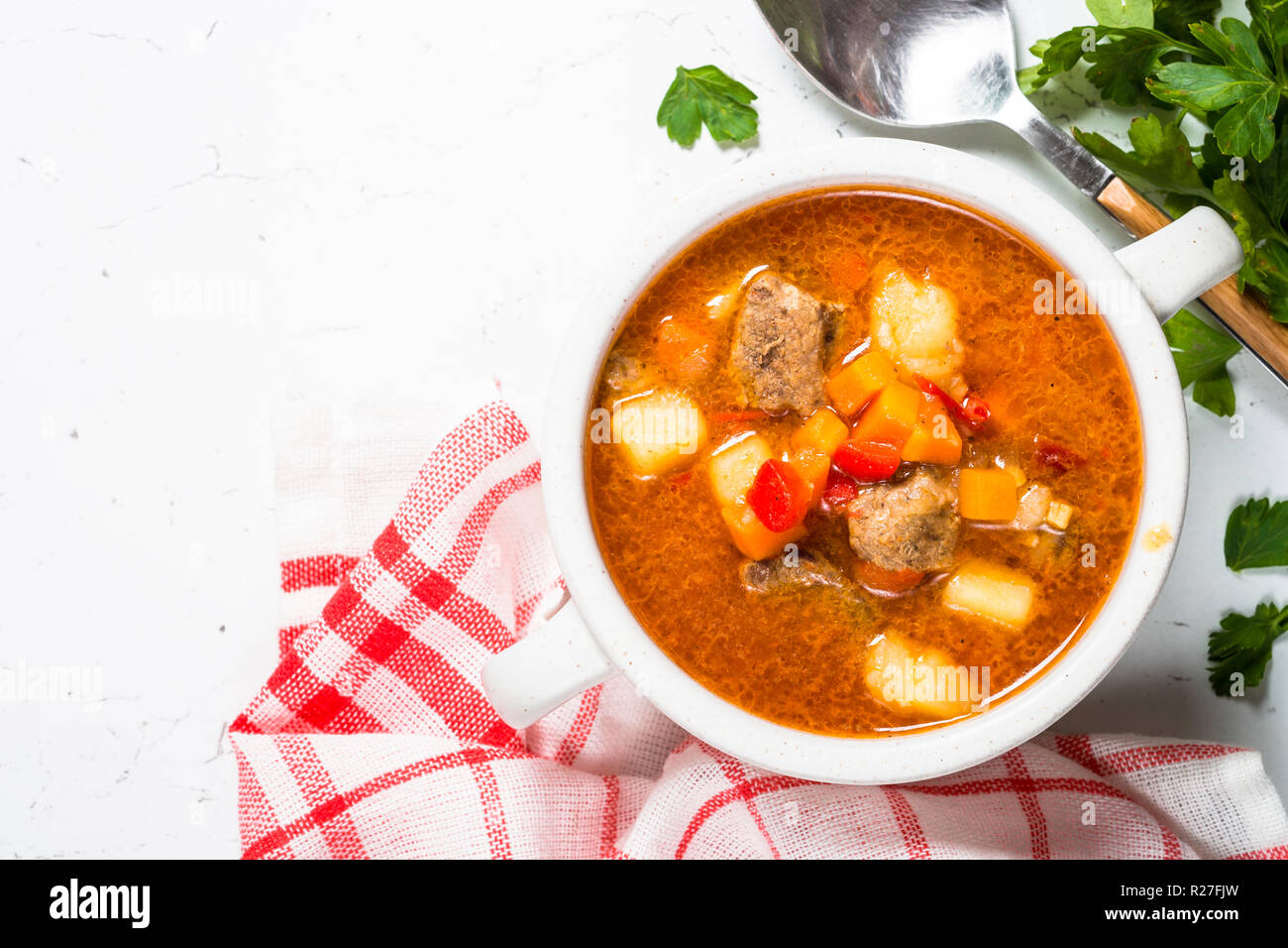 Gulaschsuppe am weißen Stein Tabelle Ansicht von oben. Stockfoto