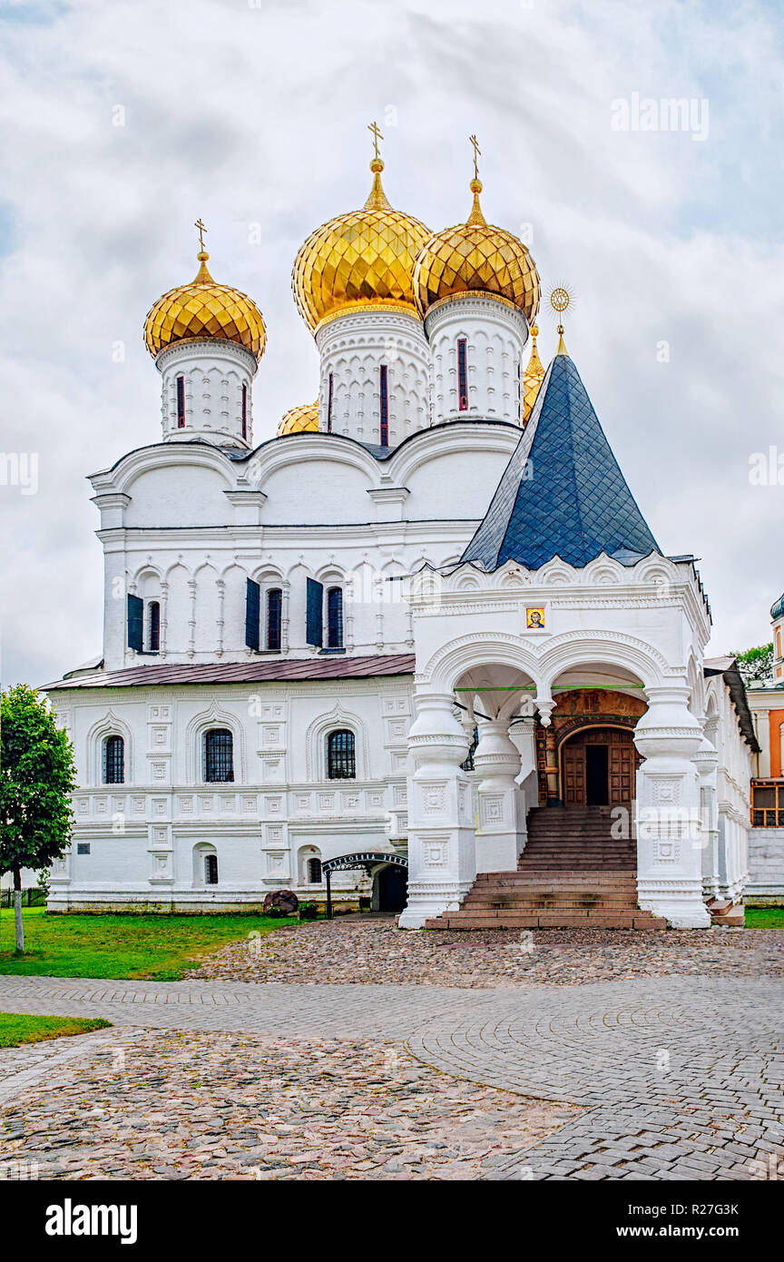 Schöne Sicht auf die Heilige Dreifaltigkeit Ipatiev Kloster in Russland in der Stadt Kostroma an der Wolga Stockfoto