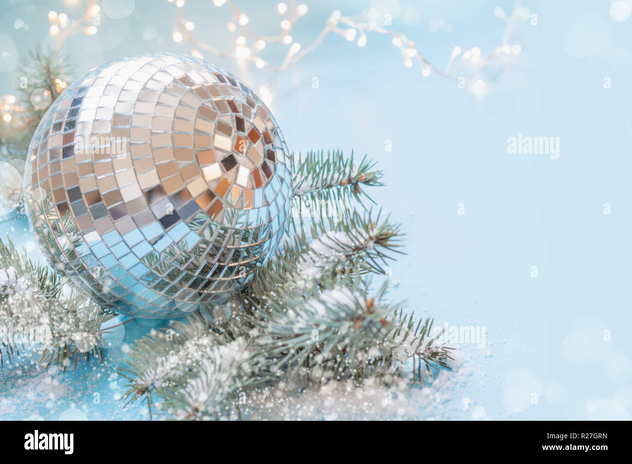 Weihnachten spiegel Abend Ball mit Tannenbaum und girlande auf Pastell blau. Urlaub Karte mit