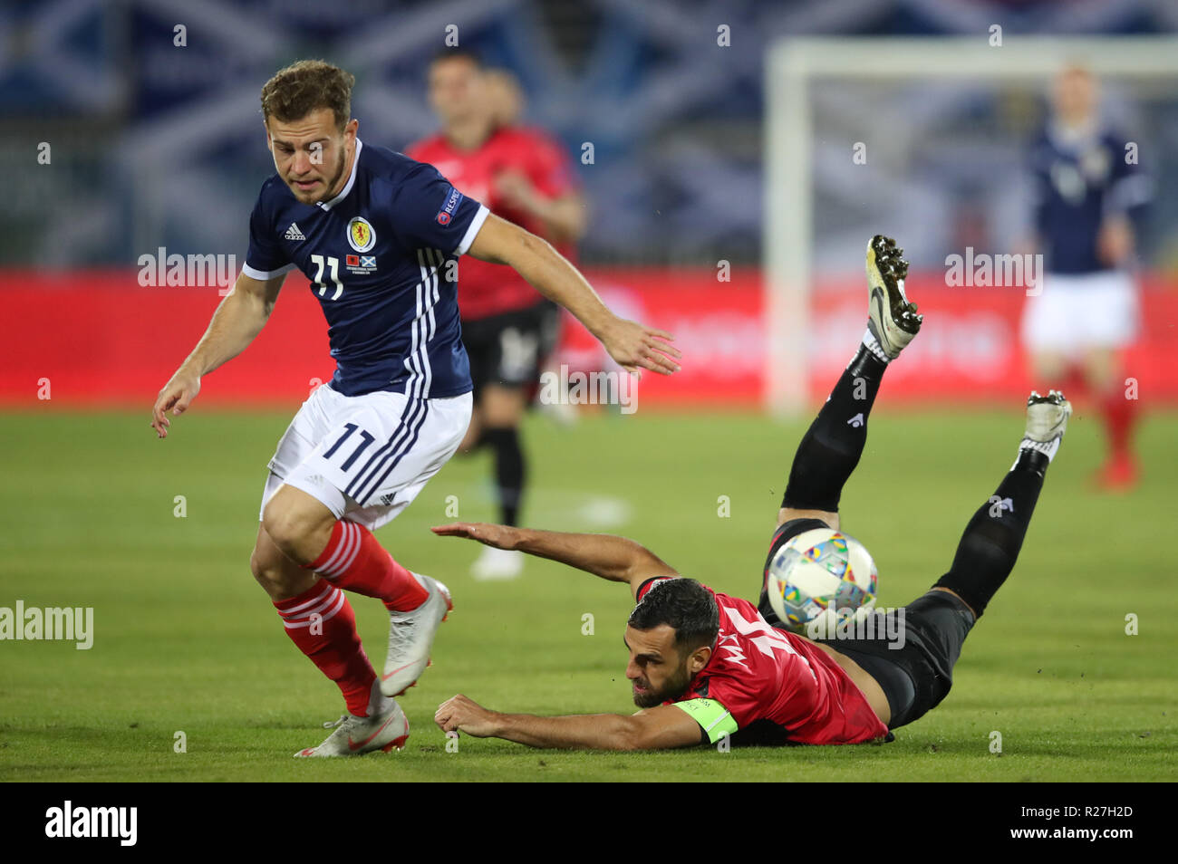 Schottland's Ryan Fraser (links) und Albaniens Flügelbutt Mavraj Kampf um den Ball während der UEFA Nationen League, Gruppe C1 Match des Loro Borici Stadion, Shkodra. Stockfoto