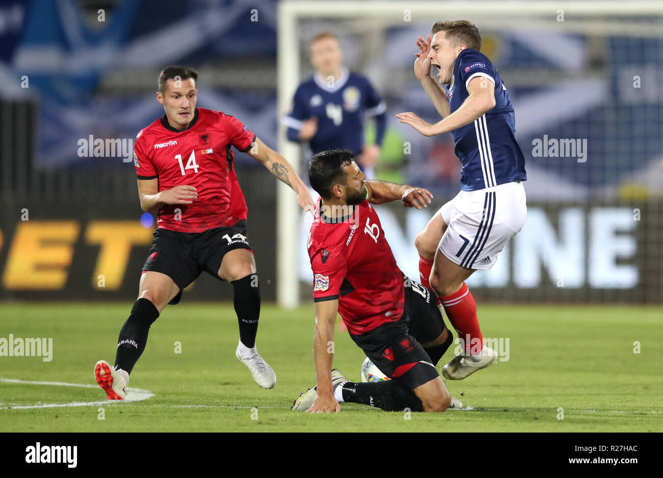 Albaniens Svenja Mavraj fouls Schottlands James Forrest während der UEFA Nationen League, Gruppe C1 Match des Loro Borici Stadion, Shkodra. Stockfoto