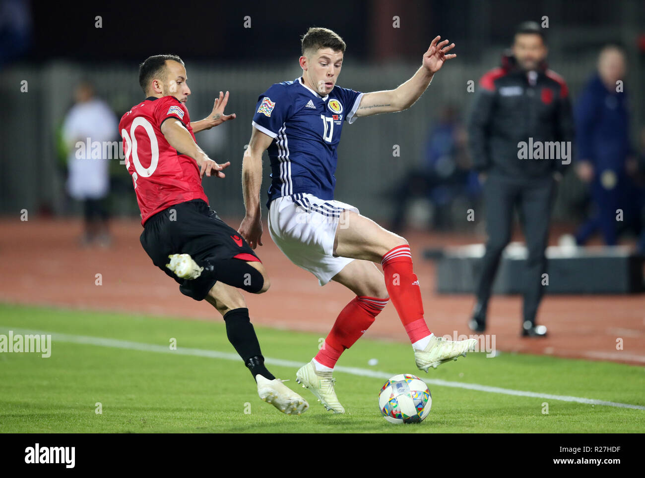 Ergys Albaniens Kace (links) und Schottland's Ryan Christie Kampf um den Ball während der UEFA Nationen League, Gruppe C1 Match des Loro Borici Stadion, Shkodra. Stockfoto