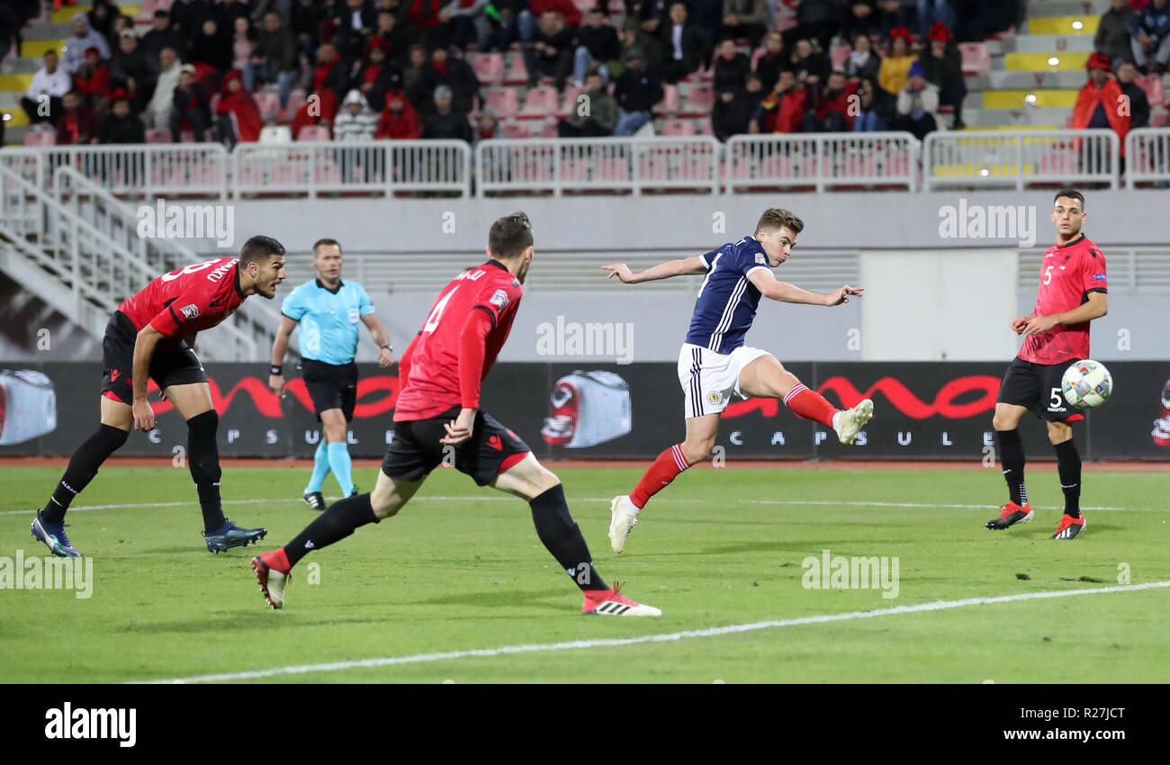 Schottlands James Forrest (Zweiter von rechts) Kerben vierte Ziel seiner Seite des Spiels während der UEFA Nationen League, Gruppe C1 Match des Loro Borici Stadion, Shkodra. Stockfoto