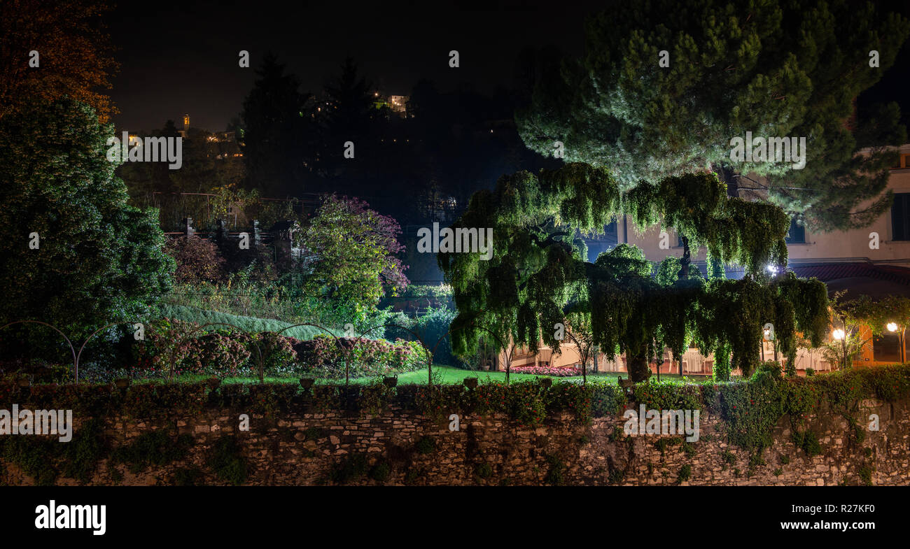 Beleuchteter Garten in der Nacht in der Stadt Bergamo Stockfoto