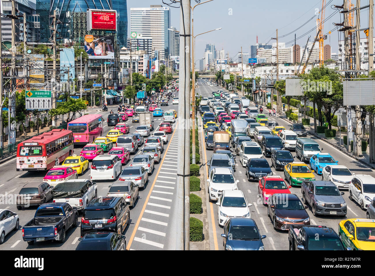 Bangkok, Thailand - 4. Oktober 2018: Verkehr auf Rama IV Road, das ist einer der citys grossen Arterien. Stockfoto