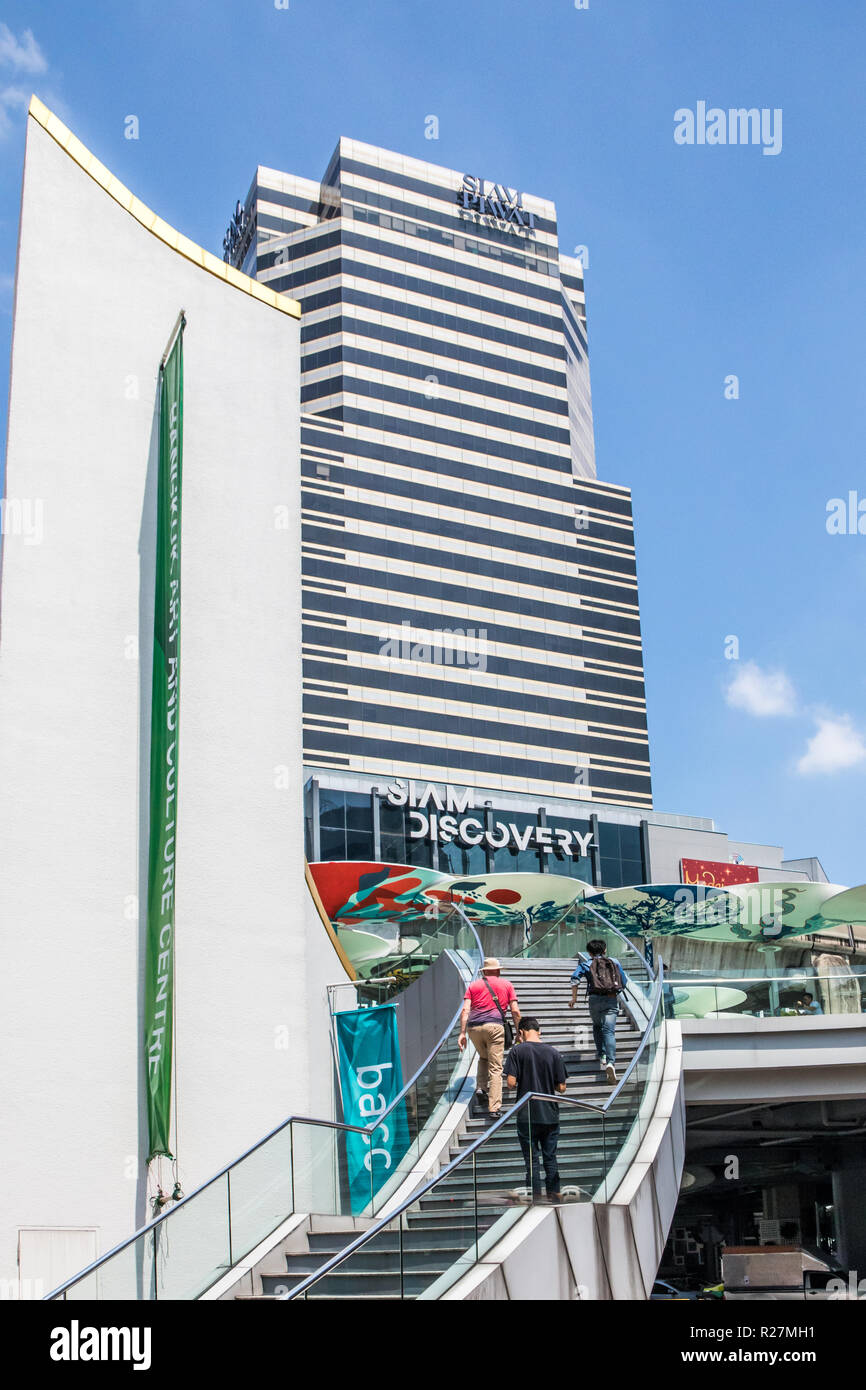 Bangkok, Thailand - 4. Oktober 2018: Treppe zum Siam Discovery Shopping Mall. Die Mall ist eine von vielen in den Siam Square. Stockfoto