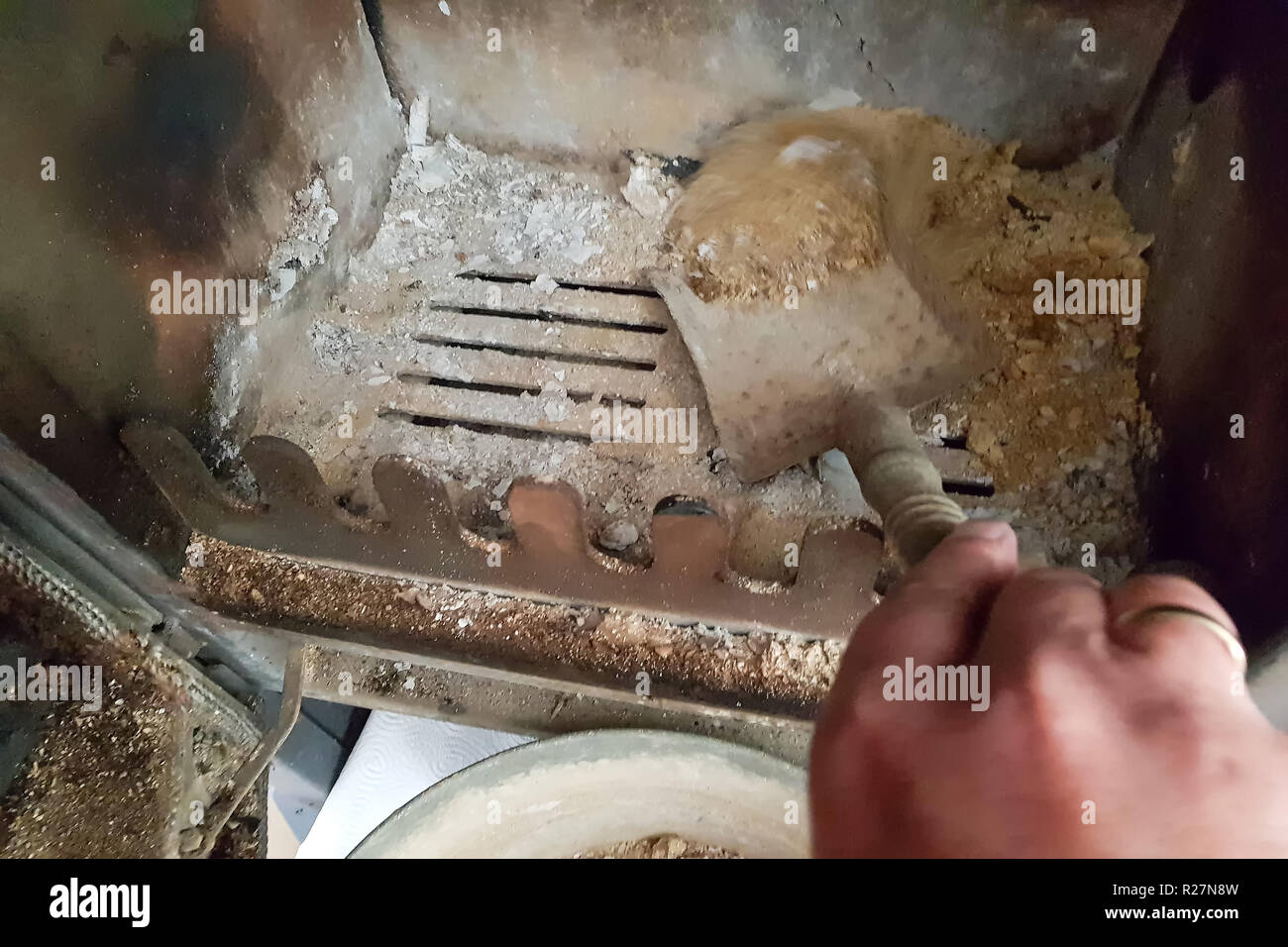 Reinigen Sie den Kamin. Asche und verkohlte Stücke Holz, aus dem offenen  Kamin entsorgen Stockfotografie - Alamy