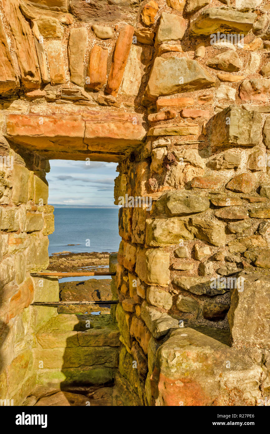 ST ANDREWS FIFE SCHOTTLAND DIE BURGRUINE FENSTER UND EIN WC-Sitz eingestellt in die Wand. Stockfoto