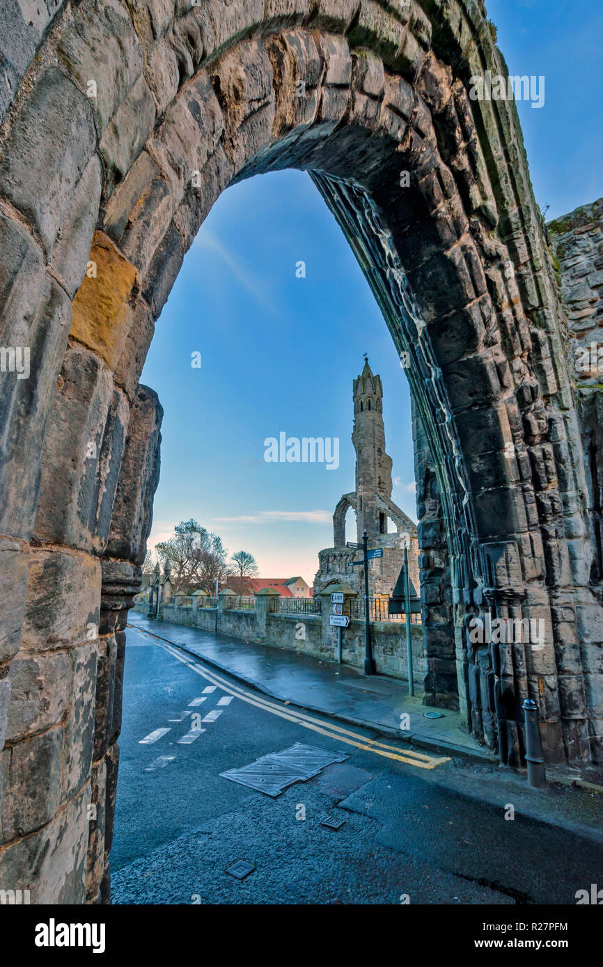 ST ANDREWS FIFE SCHOTTLAND DIE KATHEDRALE RUINEN GESEHEN AUS EINEM TORBOGEN IN DEN AUSGABEN ein Augustiner Kloster Stockfoto