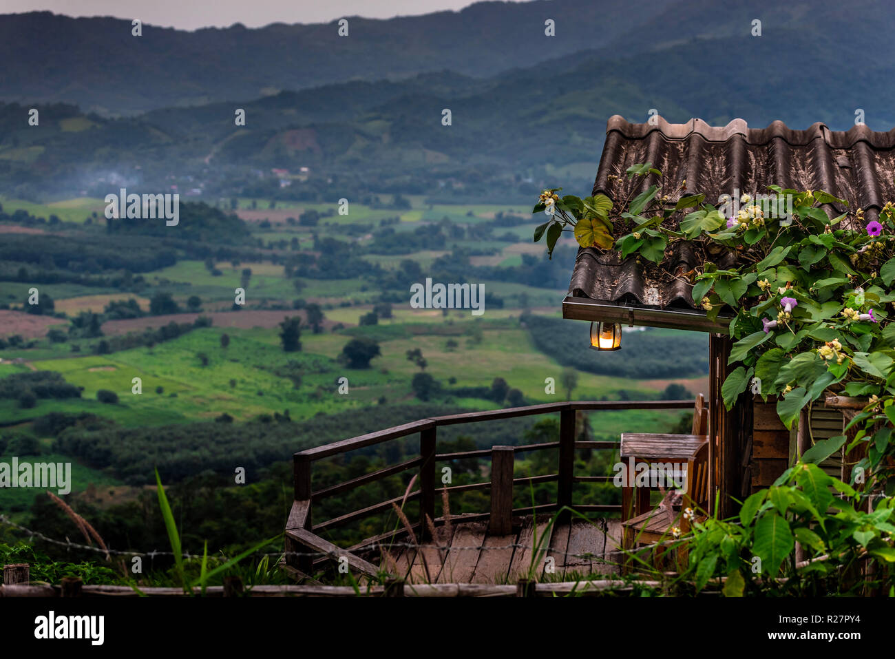 Café auf der Klippe. Die schöne Landschaft. Phu lanka, Thailand Stockfoto