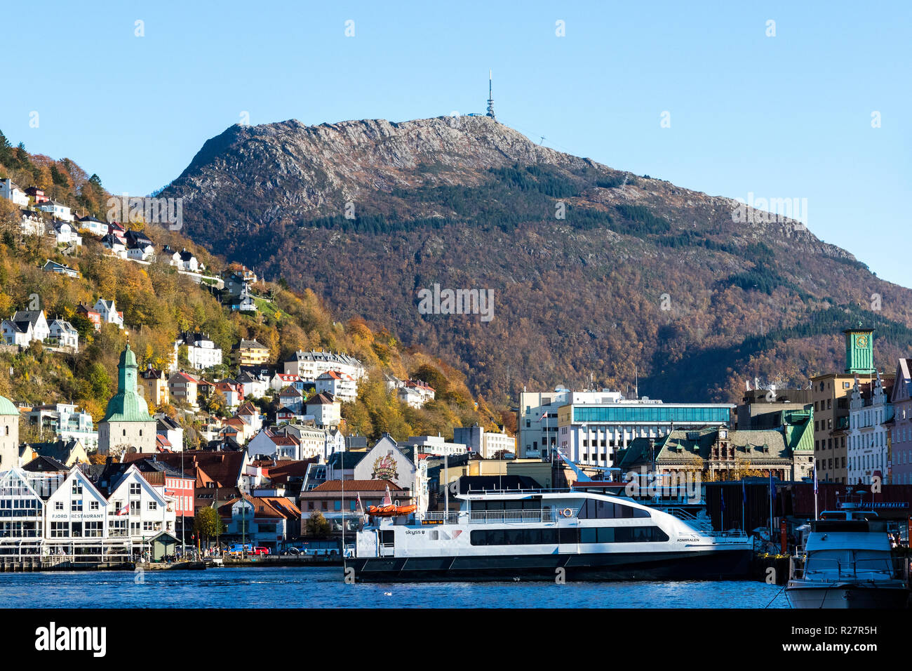 Fahrgast Katamaran Admiralen im Hafen von Bergen, Norwegen. Mount Ulriken im Hintergrund Stockfoto