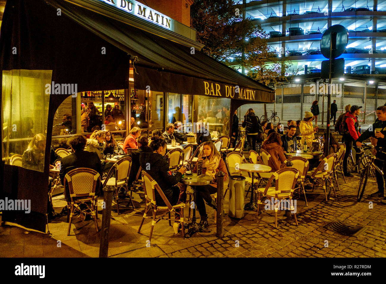 Die Bar Le Matin - bis spät in die Nacht Straßenszene in der Place Des Carmes, Toulouse, Frankreich Stockfoto