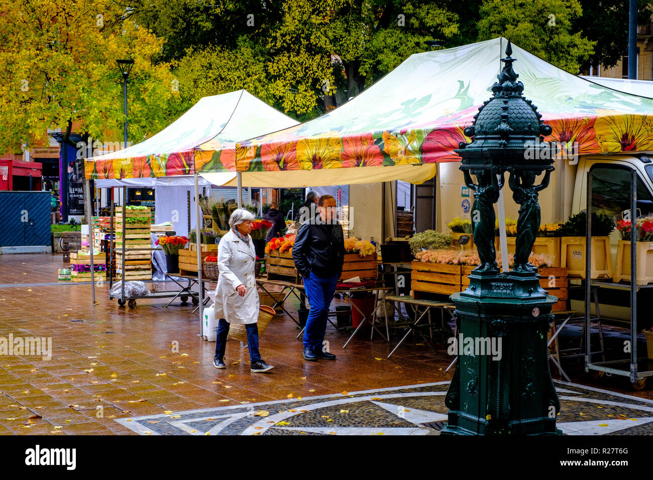 Street Market in der Place St Georges, Toulouse, Frankreich Stockfoto