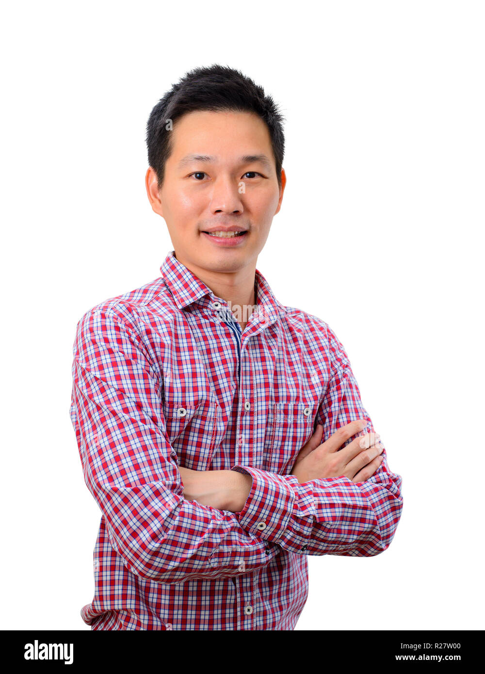 Portrait von jungen asiatischen Mann, der Arme gekreuzt Stockfoto