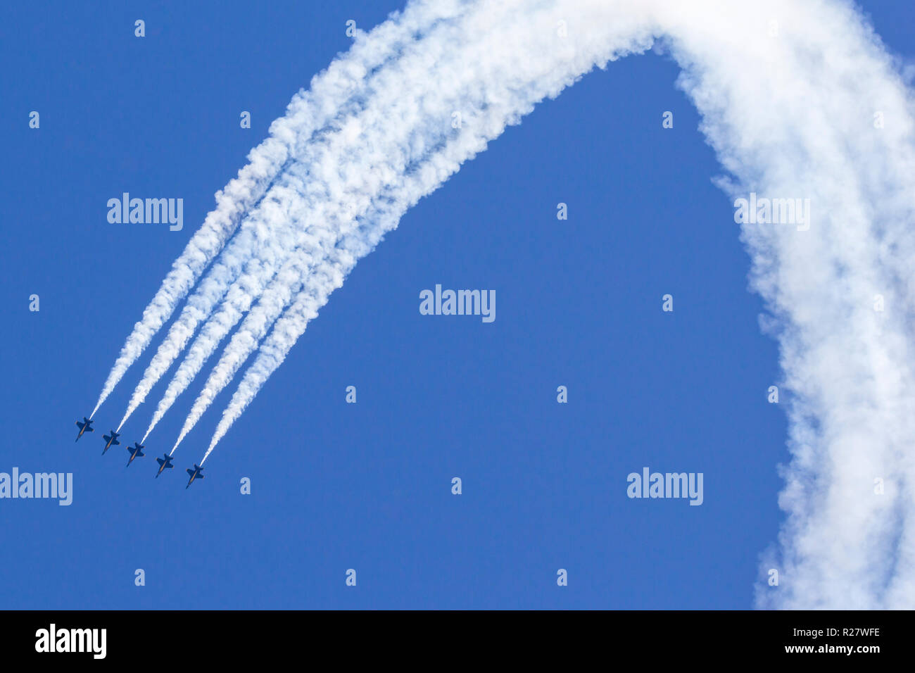 Die Blue Angels F/A-18 Hornet ein Loop Manöver im Einklang mit Bildung durchführen. Stockfoto