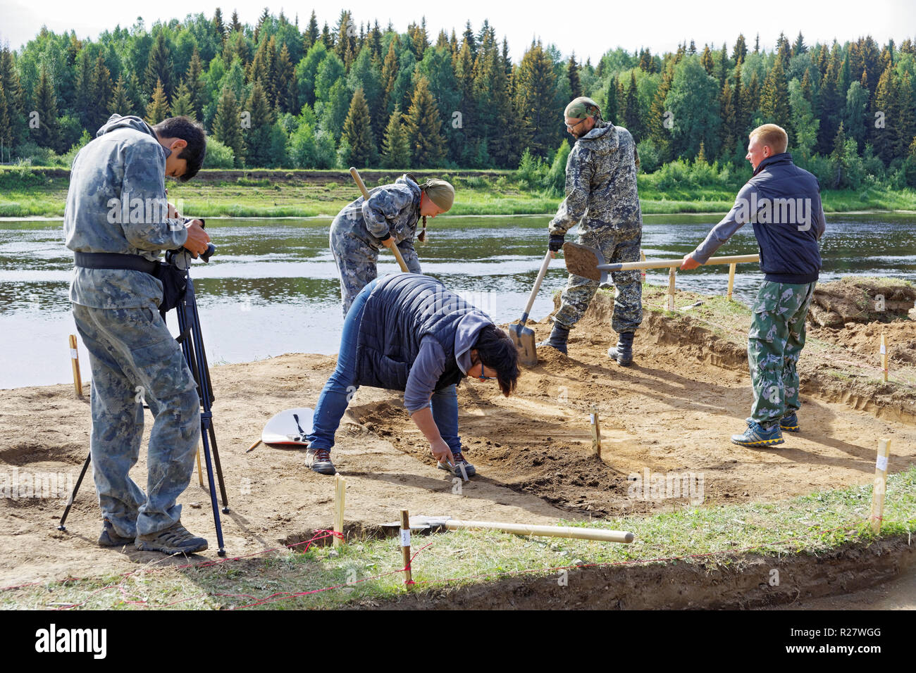 Editorial. Nyaksimvol Dorf Beryozovsky Bezirk des KHMAO - yugra Russia-August, 12 2017 Der Fahrer schießt eine Gruppe von Personen, die an archaeo Stockfoto