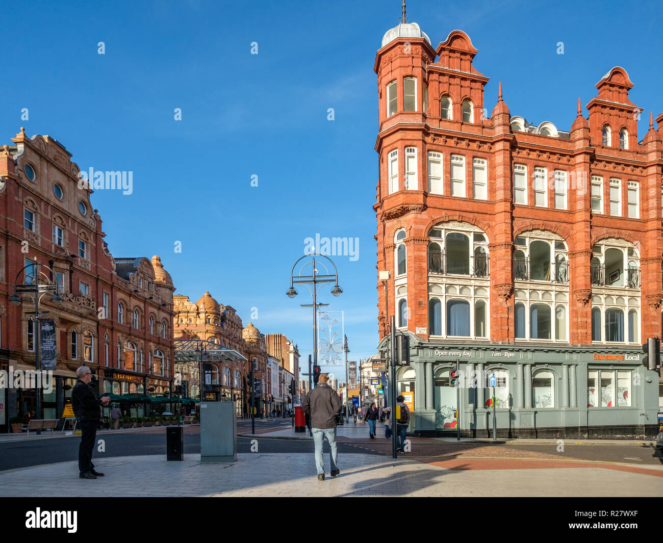 Leeds viktorianischen und edwardianischen Shopping Arkaden (Links) im Zentrum der Stadt Leeds. Die Arkaden im Victoria Quarter sind ein Zentrum für Luxusartikel. Stockfoto