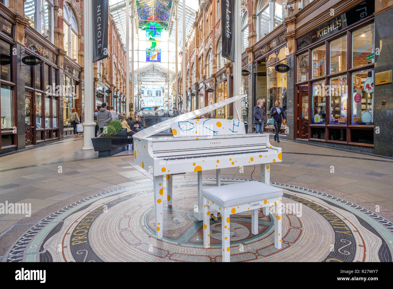 Leeds viktorianischen und edwardianischen Einkaufspassagen im Stadtzentrum von Leeds. Die Arkaden im Victoria Quarter sind ein Zentrum für Luxusartikel. Stockfoto