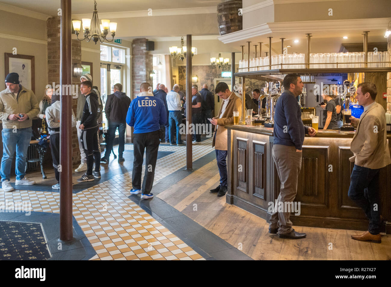 Leeds fans drehen bis 3-4 Stunden vor dem Kick-off Am Alten Peacock Pub außerhalb der legendären Fußballplatz Elland Road. Stockfoto