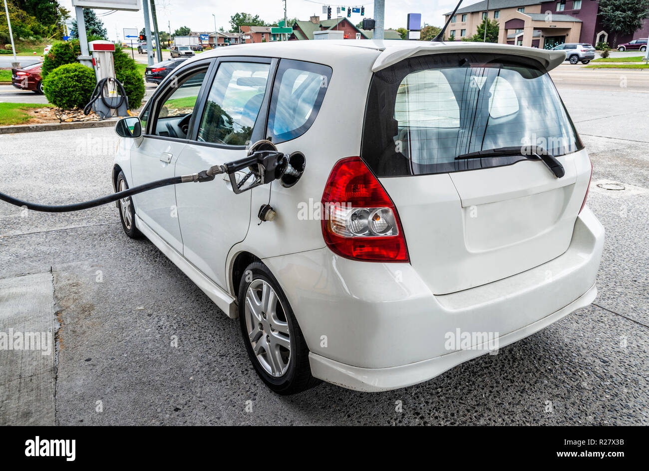 Horizontale schräg von der Rückseite zur Vorderseite eines generischen kleine weiße Auto mit Benzin gefüllte. Stockfoto