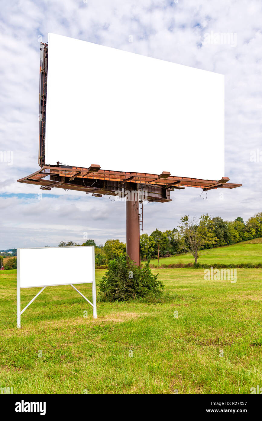 Vertikale Schuß an leichten Winkel auf der rechten Seite einer riesigen leeren Billboard mit ein kleines, leeres Zeichen unten es sowohl mit kopieren. Stockfoto