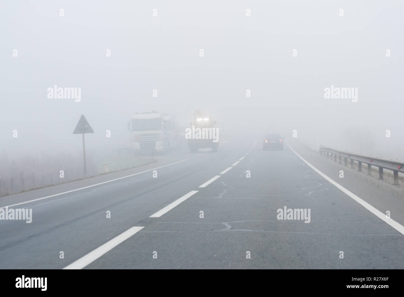Nebeliger Morgen auf der Straße. Kreis Cluj, Rumänien Stockfoto