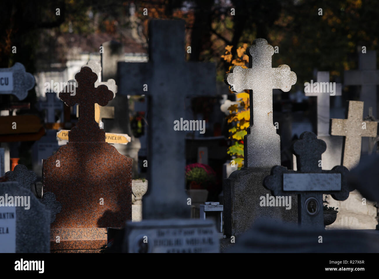 Marble and stone crosses in a christian orthodox cemetery Stockfoto