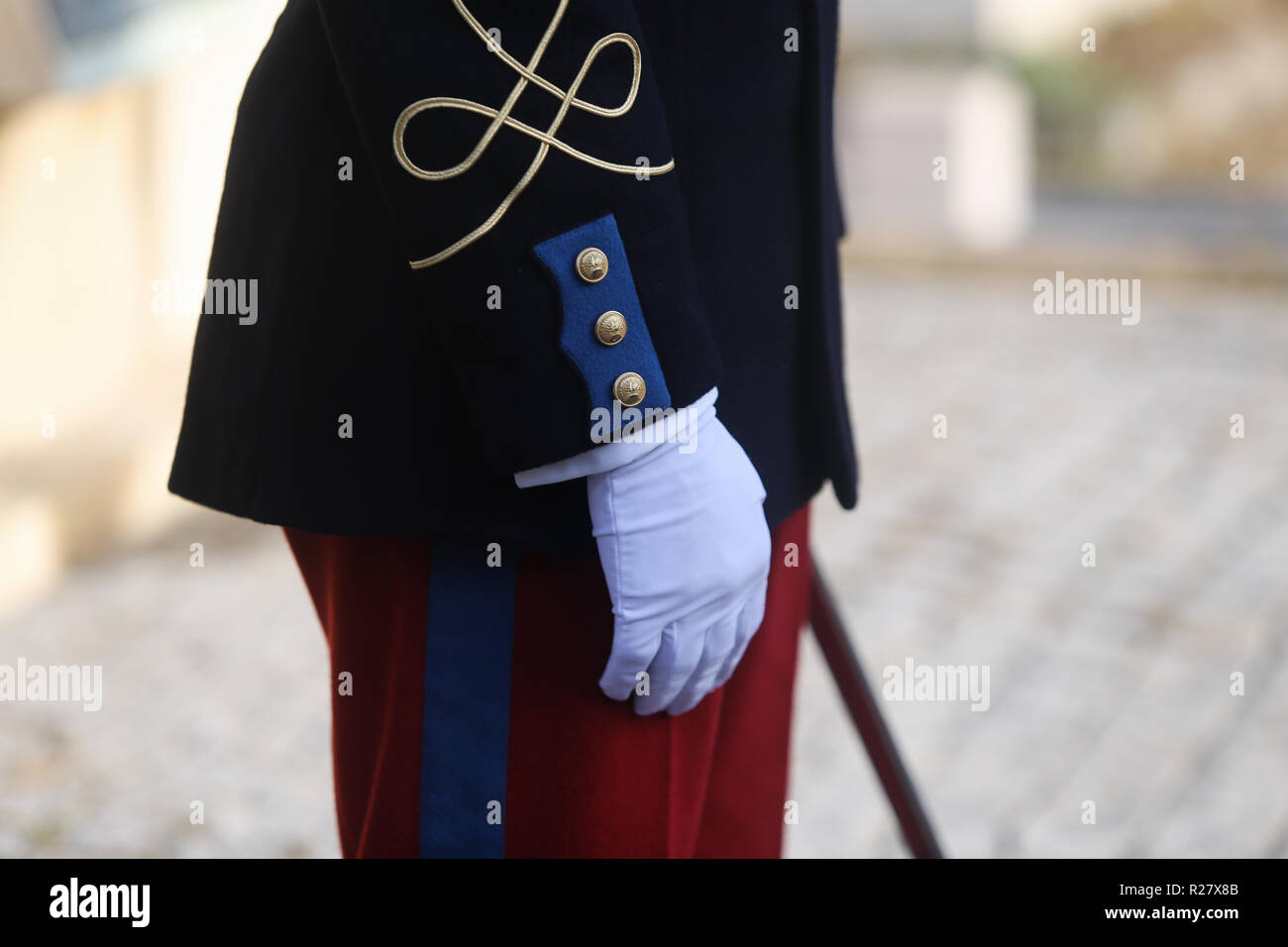 Details mit der Uniform eines französischen Ehrengarde Soldat die Teilnahme an einer offiziellen Zeremonie in einem Veteran-kirchhof Stockfoto