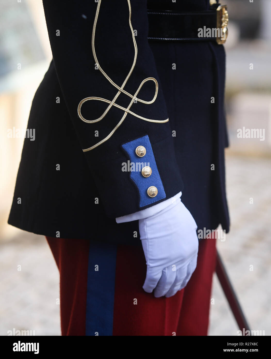 Details mit der Uniform eines französischen Ehrengarde Soldat die Teilnahme an einer offiziellen Zeremonie in einem Veteran-kirchhof Stockfoto