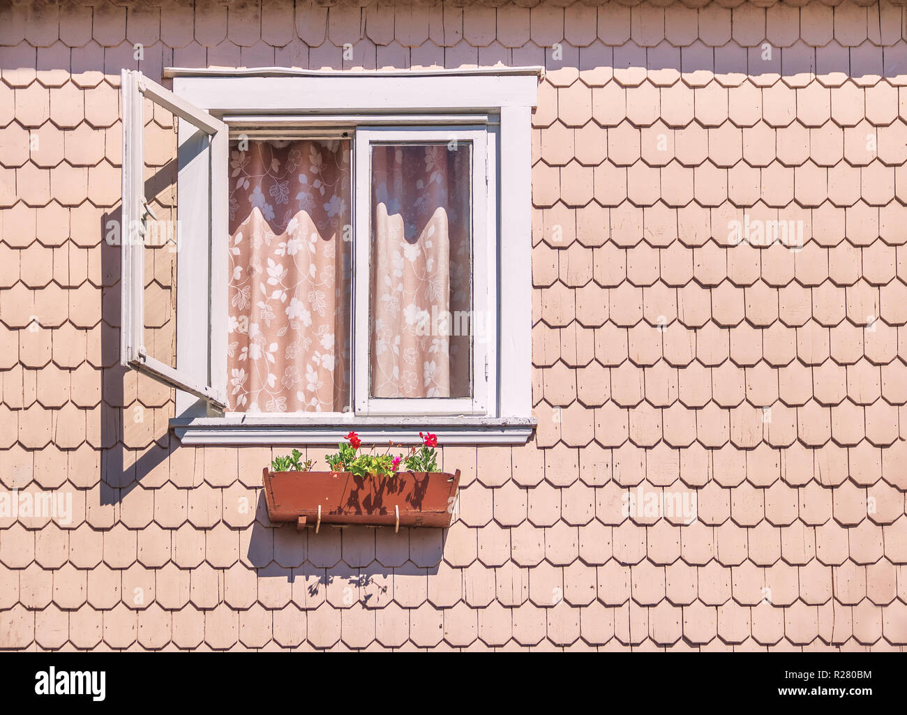 Fenster eines Hauses mit traditioneller Architektur Stil der Süden von Chile mit Holz Schindeln - Frutillar, Chile Stockfoto