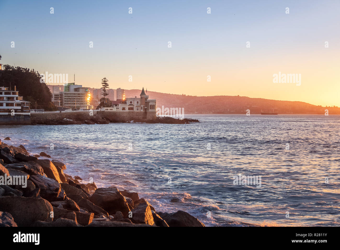 Wullf Schloss (Castillo Wulff) bei Sonnenuntergang - Vina del Mar, Chile Stockfoto