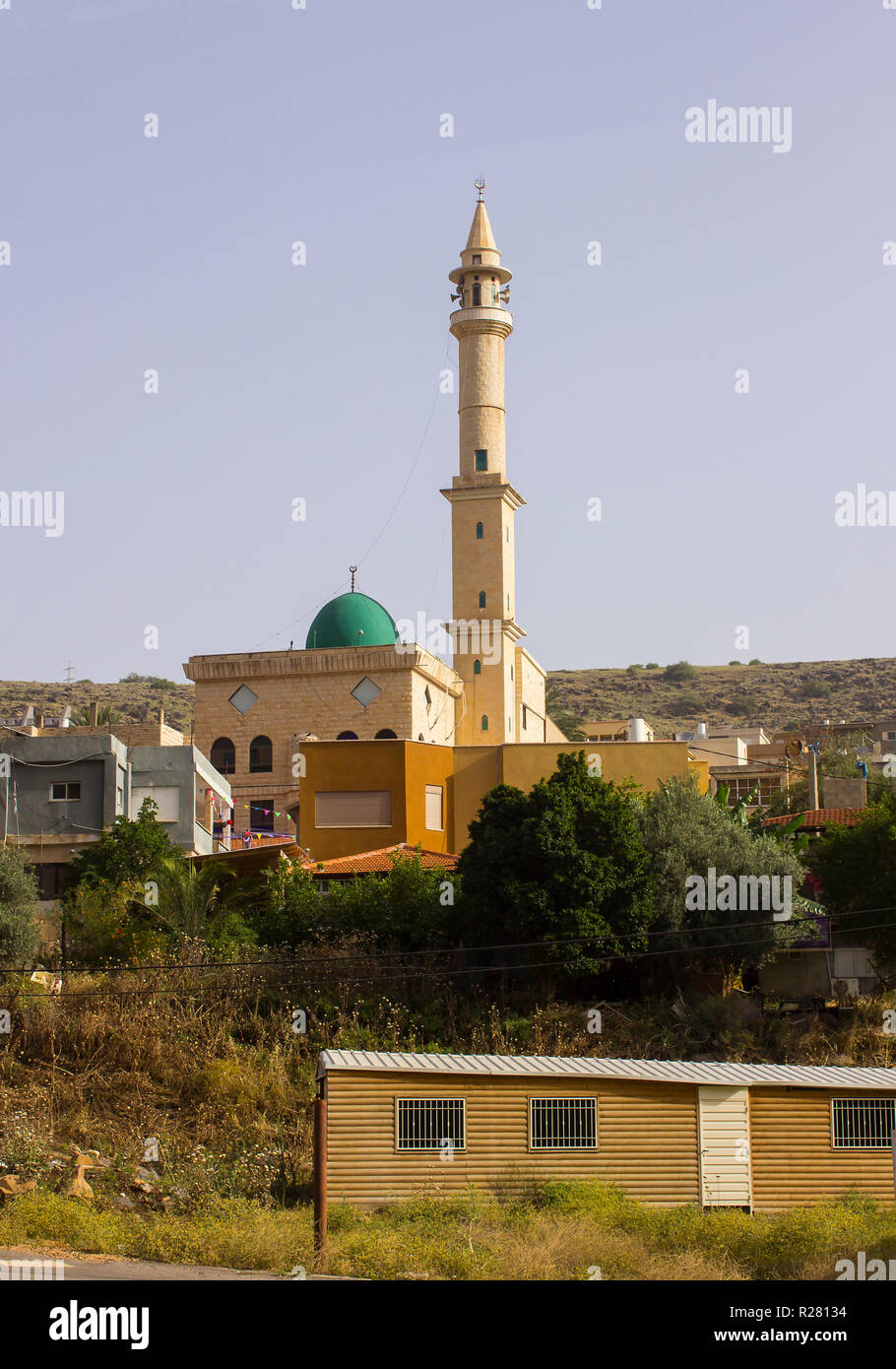 Eine Islamische Moschee mit Minarett überragt im Ginosar, Migdal Region des nördlichen Galiläa Israel Stockfoto