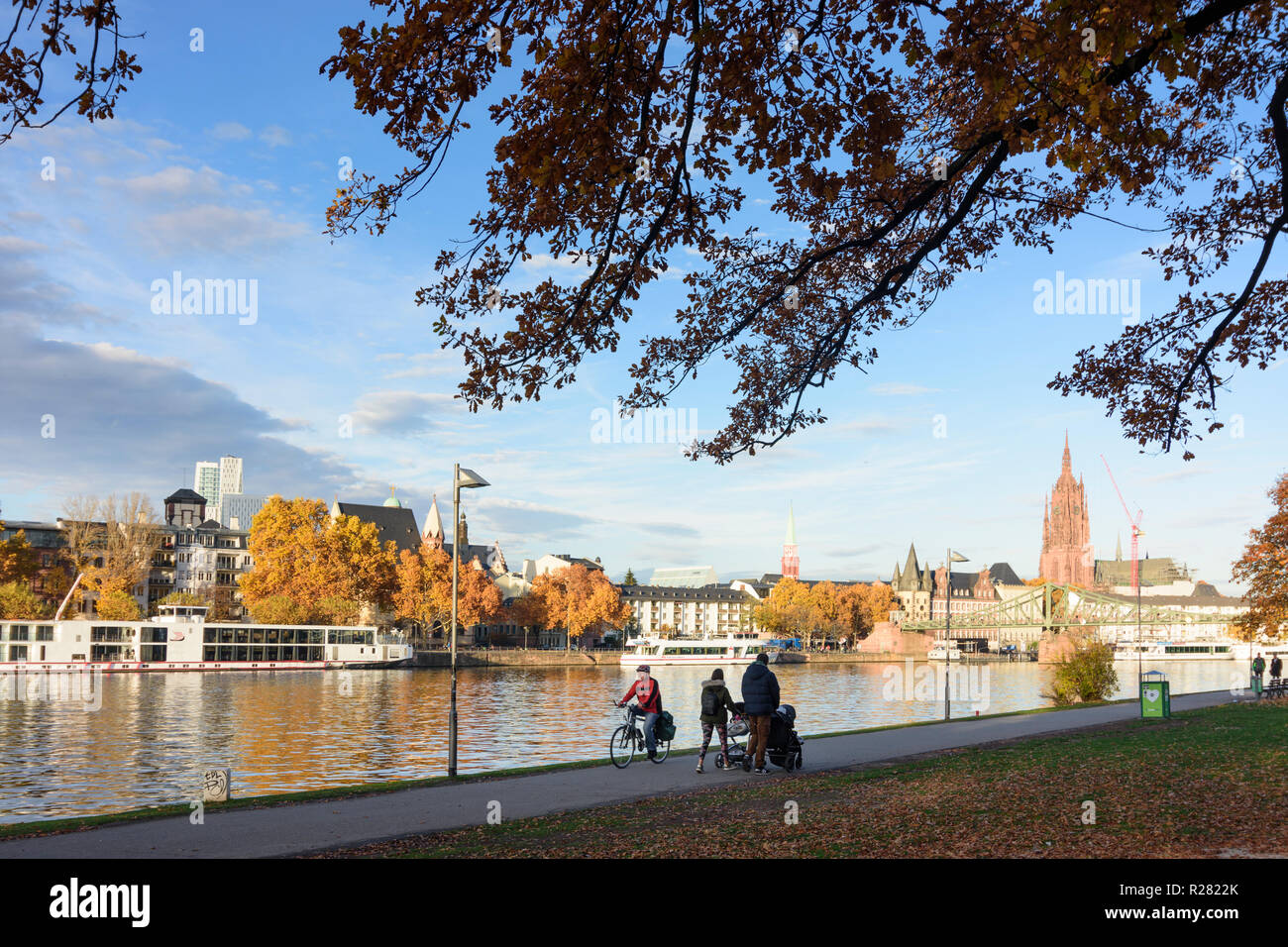 Frankfurt am Main: Main, Brücke Eiserner Steg, Kreuzfahrtschiff, Dom (Kathedrale), die Menschen in Hessen, Hessen, Deutschland Stockfoto