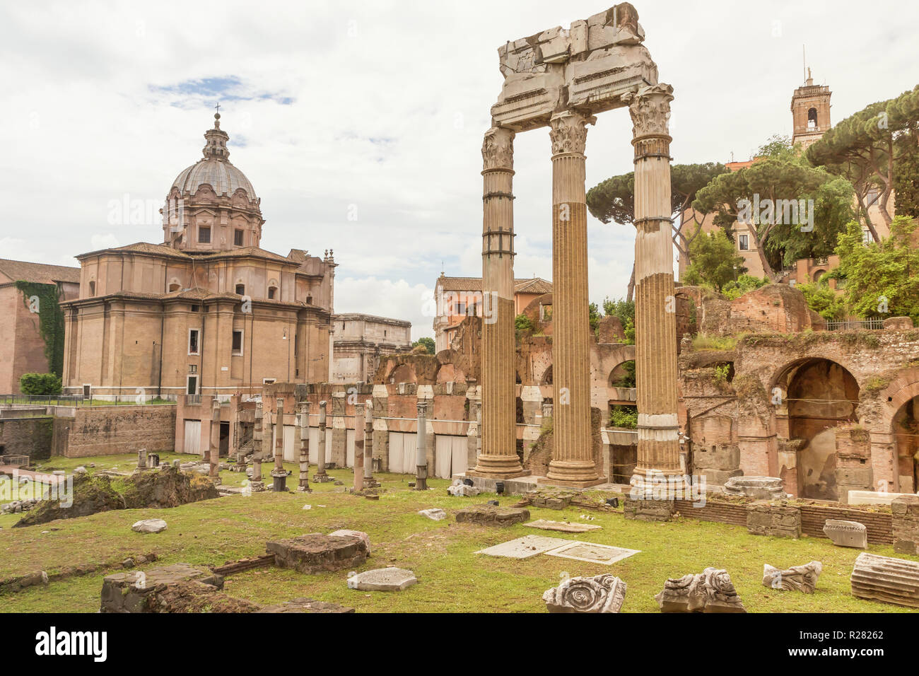 Die Ruinen der Tempel der Venus Genetrix im Forum Romanum. Rom, Italien. Von einer öffentlichen Straße konzentriert. Horizontal. Die Kirche Santi Luca e Martina ist Stockfoto