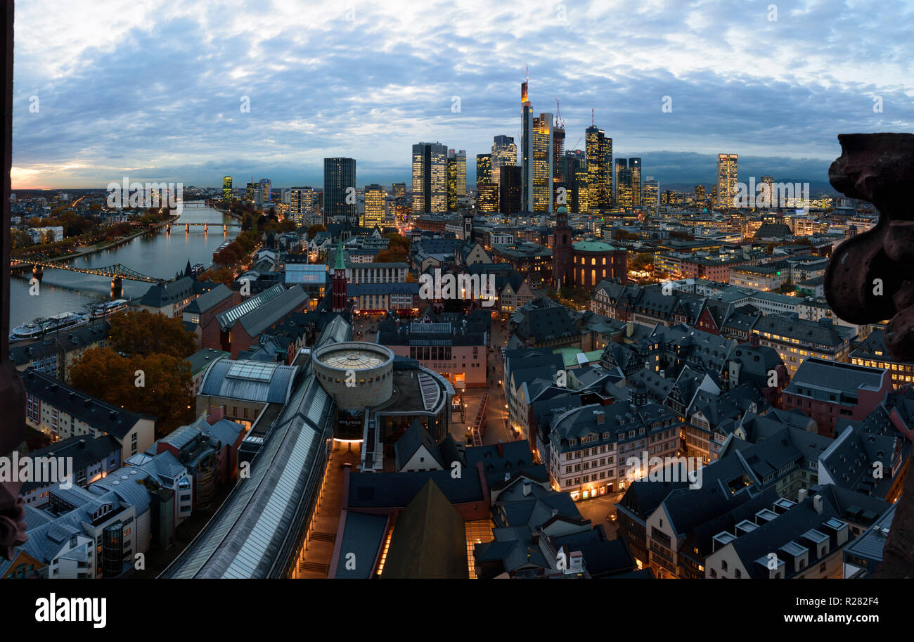 Frankfurt am Main: Blick vom Dom (Kathedrale) zum Stadtzentrum mit Römer (Rathaus), St. Paul's Kirche, Wolkenkratzer und Hochhäuser Bürogebäude in f Stockfoto