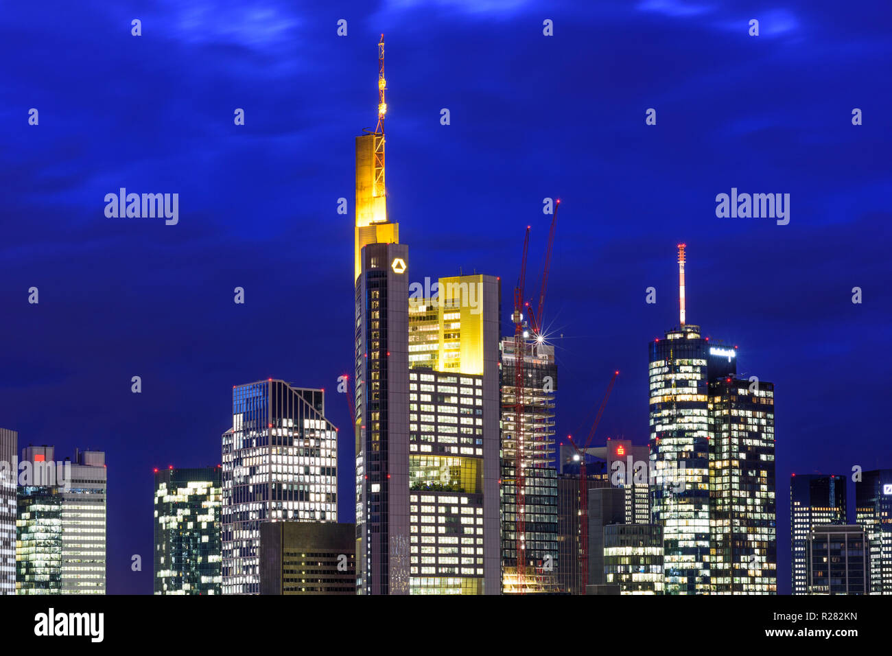 Frankfurt am Main: Blick vom Dom (Kathedrale) zum Stadtzentrum mit Wolkenkratzern und Bürogebäuden im Financial District, Commerzbank Tower, Stockfoto