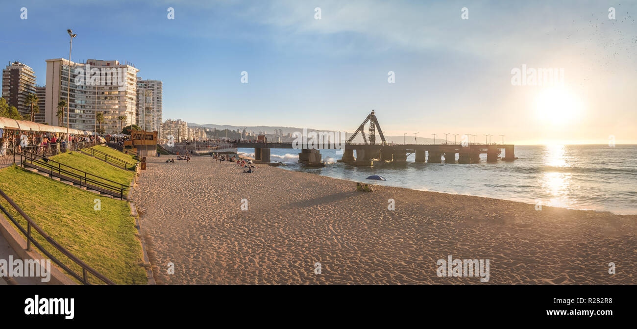 Panoramablick von El Sol Beach und Muelle Vergara bei Sonnenuntergang - Vina del Mar, Chile Stockfoto