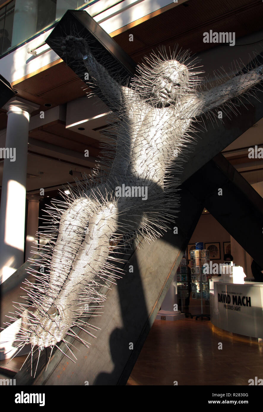 Natürliches Licht fällt auf einen der riesigen David Machs, coathanger, Kreuzigung Skulpturen und Schwerpunkte der Form und die Form der Arbeit bei der Eröffnung seiner Ausstellung im City Art Centre in Edinburgh im Jahr 2011. Stockfoto
