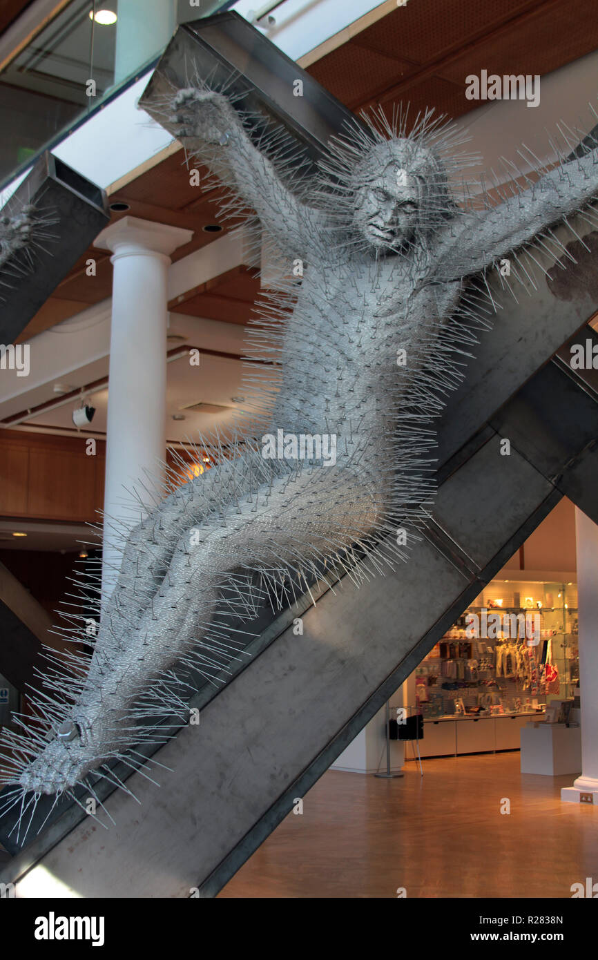 Dieses riesige coathanger, Kreuzigung Skulptur ist das, was Sie empfangen, wenn Sie eine große Ausstellung der Arbeiten des schottischen Künstlers, David Mach ging, im City Art Centre in Edinburgh im Jahr 2011. Stockfoto