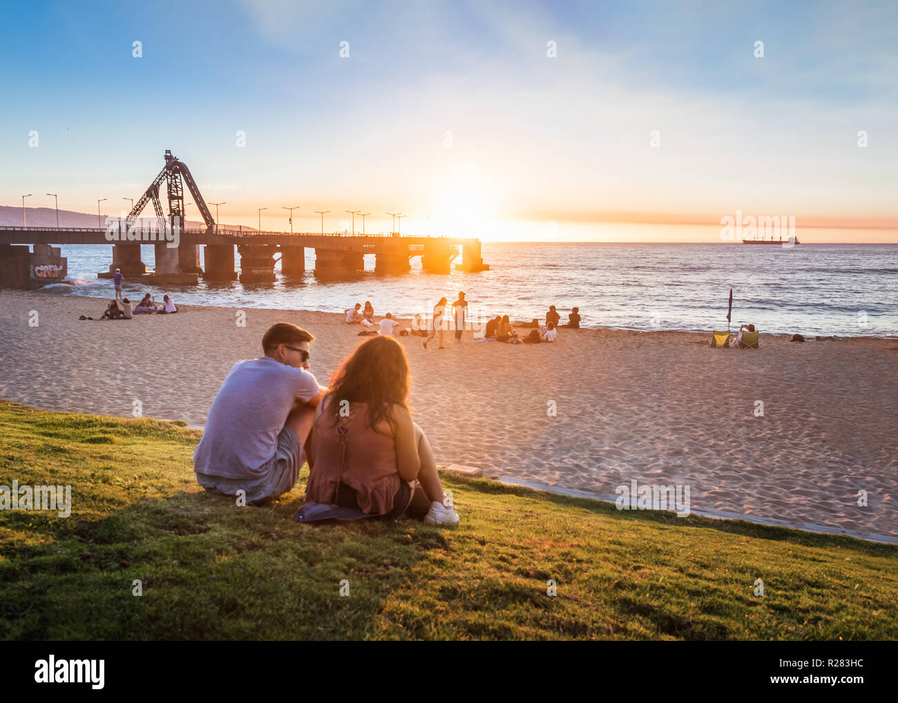 Muelle Vergara Pier und El Sol Strand bei Sonnenuntergang - Vina del Mar, Chile Stockfoto