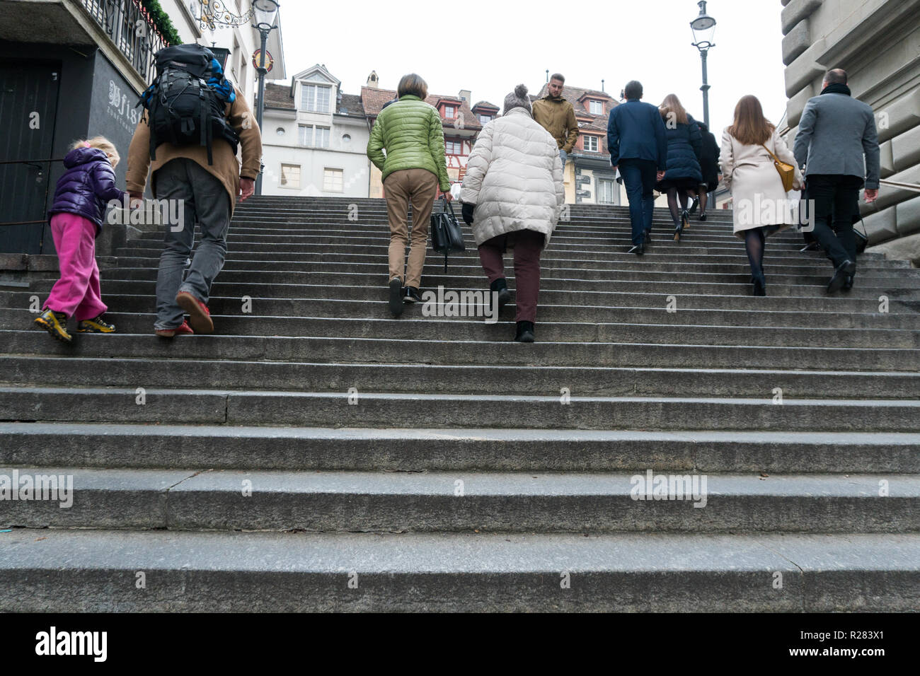 Luzern, LU/Schweiz - vom 9. November 2018: viele Menschen unterschiedlichen Alters und Geschlechts, die alten steinernen Treppen in der historischen Stadt von Luc Stockfoto