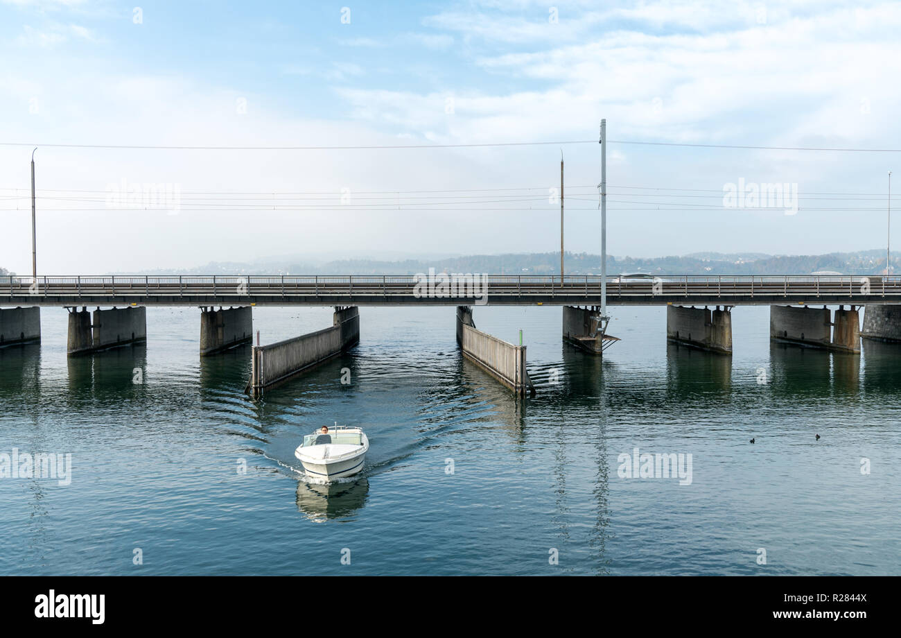 Rapperswil SG / Schweiz - November 5, 2018: Motorboot mit weiblichen Kapitän führt vom unteren in den oberen Zürichsee durch die Passage auf Stockfoto