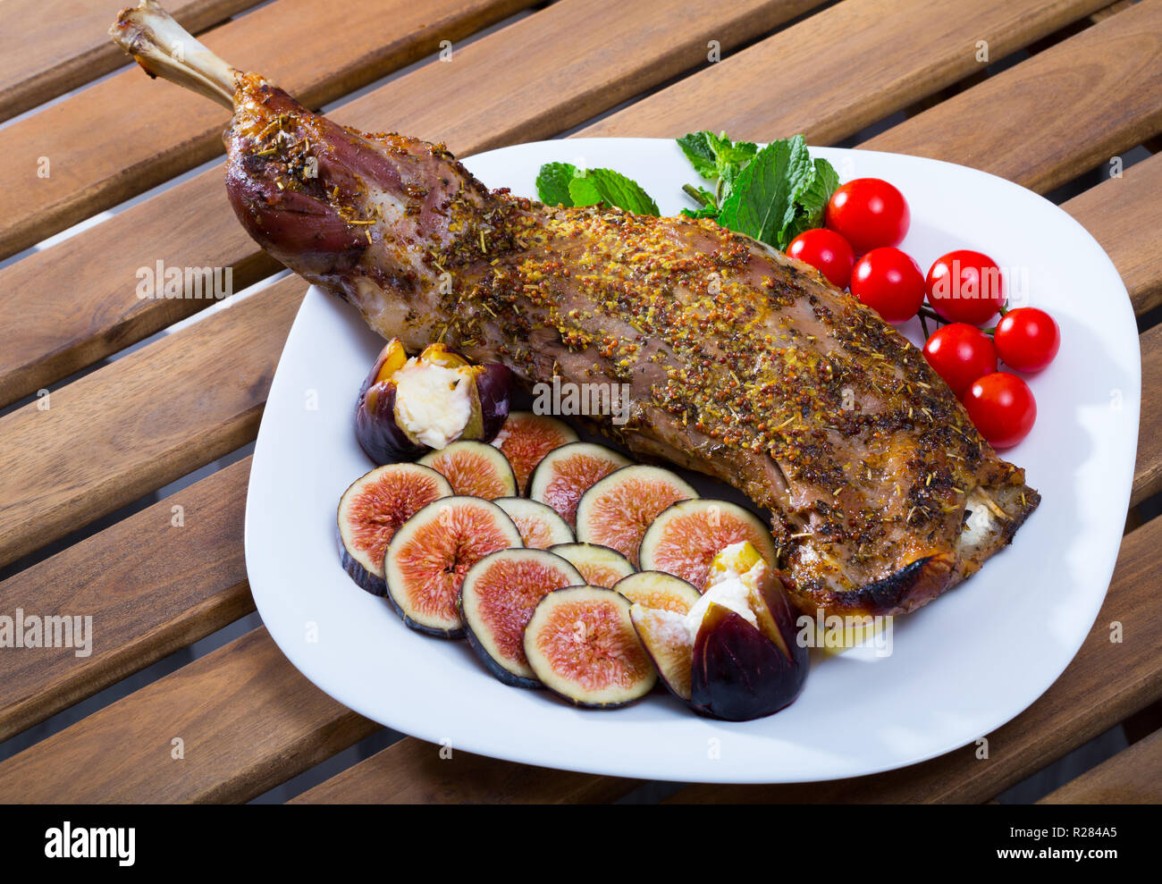 Gigot im Ofen gebacken mit Honig, mit Abb. serviert, Feta Käse und Kräutern  Stockfotografie - Alamy