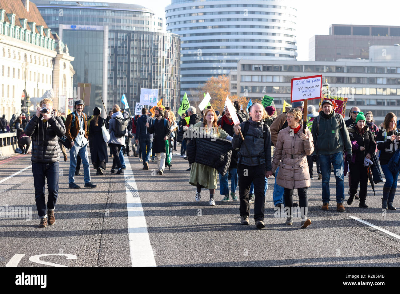 Die Westminster Bridge, London, UK. Organisiert vom Aussterben Rebellion, ein Protest ist unterwegs zu 'Rebel gegen die britische Regierung für strafrechtliche Untätigkeit im Angesicht des Klimawandels Katastrophe und ökologischen Kollaps". Demonstranten blockieren die Themse von Westminster, Waterloo, Southwark, Blackfriars und Lambeth damit zu unterbrechen. Stockfoto