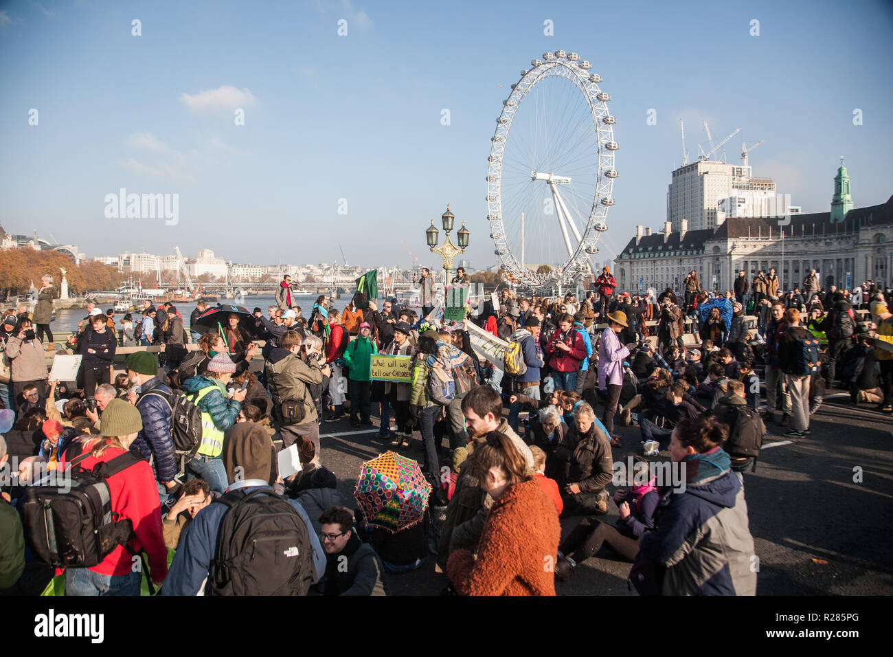 London UK. 17. November 2018. Klimawandel Aktivisten und Demonstranten vor dem Aussterben Rebellion Bühne ein Sit in auf die Westminster Bridge Sperrung des Verkehrs für strafrechtliche Untätigkeit angesichts des Klimawandels und der ökologischen Katastrophe Credit Zusammenbruch: Amer ghazzal/Alamy Live News Credit: Amer ghazzal/Alamy leben Nachrichten Stockfoto