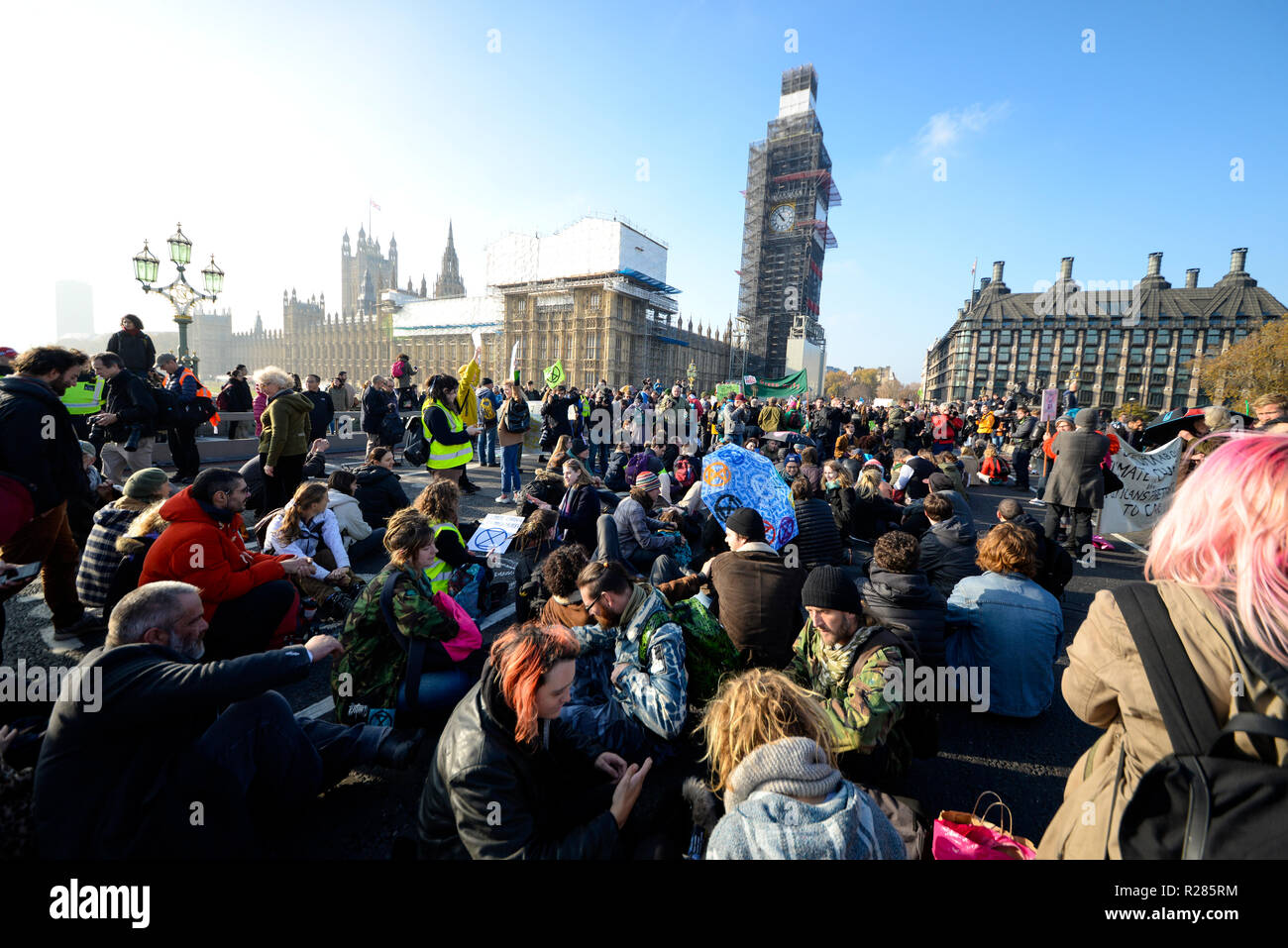 Die Westminster Bridge, London, UK. Organisiert vom Aussterben Rebellion, ein Protest ist unterwegs zu 'Rebel gegen die britische Regierung für strafrechtliche Untätigkeit im Angesicht des Klimawandels Katastrophe und ökologischen Kollaps". Demonstranten blockieren die Themse von Westminster, Waterloo, Southwark, Blackfriars und Lambeth damit zu unterbrechen. Stockfoto